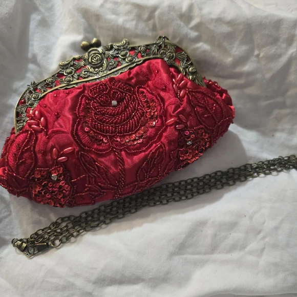 Elegant Red Beaded Clutch - Picture 4 of 6